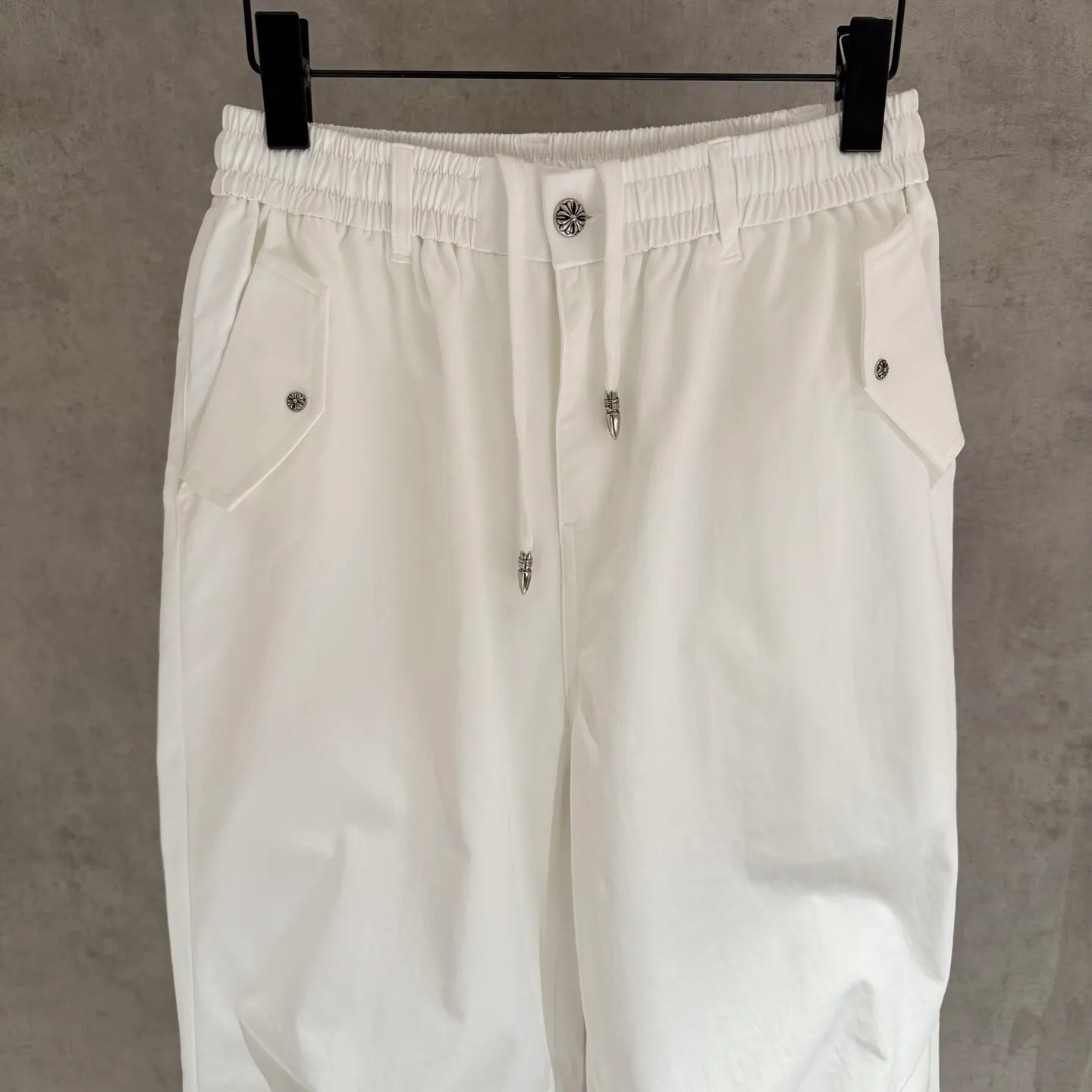 🅿️390 [Strict quality control] CH Crow Heart heavyweight Crow paratrooper pants with colorful crosses. More than 20 customized cross leather sets. Customized Crow Heart hardware. Loose and lazy version, waist size 66-100 can be controlled. More than 20 fabrics are custom-woven and dyed. The front needs to be carbon-milled and then sanded (the surface of the pants has a velvet feel and is comfortable to wear) and the reverse is waterproof. Finally, the overall enzyme wash is done. The workmanship is complicated and cumbersome. The leather is all calfskin and has undergone multiple color fixing treatments! Machine washing is not recommended for white! Code number M-2xl
